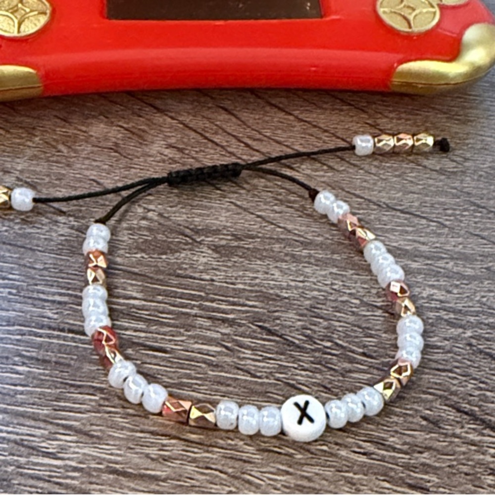 (Gen X) White and Gold Glasses Beaded Bracelet